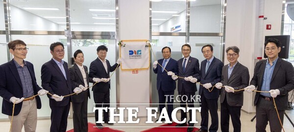 최충규 대덕경제재단 이사장(사진 왼쪽 네 번째)과 박희원 대덕경제재단 공동 이사장, 이승철 한남대 총장, 재단 관계자 및 단체 회원들이 19일 대덕경제재단 개소식에서 현판식을 진행하고 있다. /대덕구