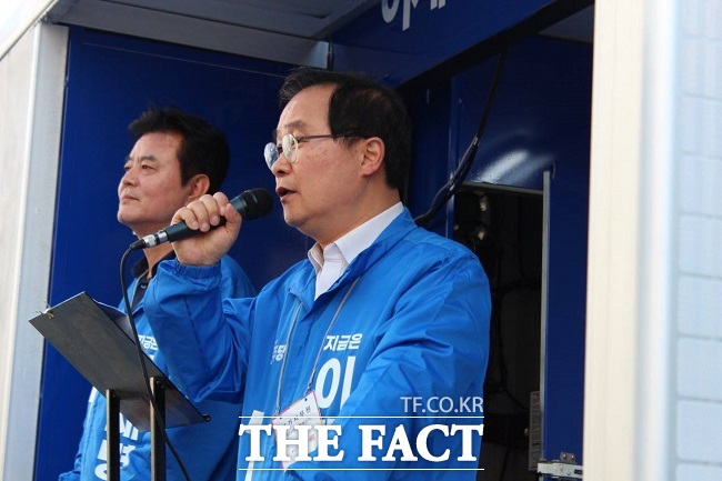 유세 활동 중인 이건태 더불어민주당 의원(오른쪽). /더불어민주당 부천병 지역위원회