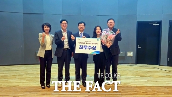 경기 의정부시 관계자들이 지난 19일 경기도청 다산홀에서 열린 2025년 경기도 지역정보화 우수사례 발표대회에서 최우수상을 수상한 뒤 기념촬영을 하고 있다. /의정부시