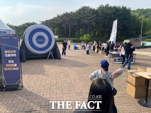 지난 5월 13일(화) 인천SSG랜더스필드에서 열린 ‘내 응원의 함성을 스포츠토토와 함께‘ 행사 중 한 시민이 미니 스포츠 게임에 참여하고 있다./스포츠토토