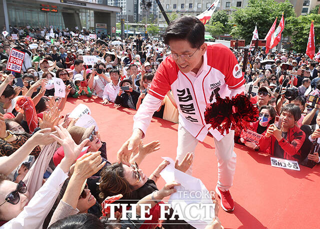 급기야 죄가 많은 사람은 방탄 조끼를 입을 것이 아니라 가장 안전한 국가방탄 시설인 교도소에 가서 앉아있으면 된다며 이 후보를 겨냥한 발언 수위를 높였다. /임영무 기자(현장풀)