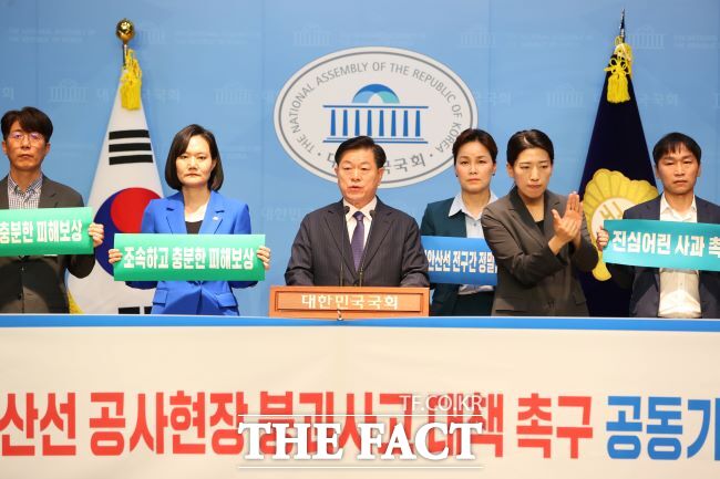 박승원 광명시장이 20일 신안산선 붕괴사고 대책 마련 촉구 공동 기자회견에서 발언하고 있다. /광명시