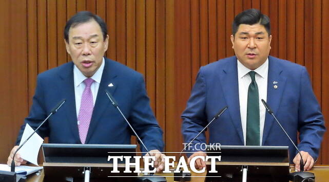 20일 세종시의회 제98회 정례회 제1차 본회의에서 시정연설을 하고 있는 최민호 시장(왼쪽)과 5분발언을 하고 있는 김영현 의원. /김형중 기자