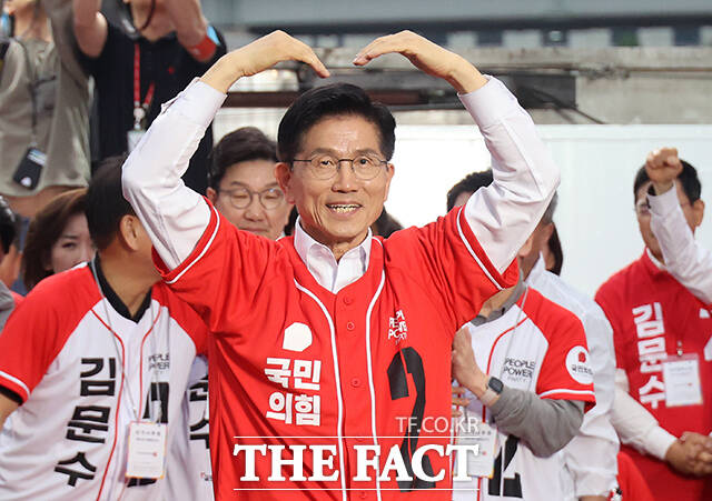 김문수 국민의힘 대선 후보가 20일 대통령 후보 배우자 TV토론 제안을 이재명 더불어민주당 후보가 거절한 데 대해 후보의 배우자와 가족에 대해서도 국민들이 알 필요가 있다면서도 상대가 안 한다는데 방법이 없지 않나고 밝혔다. /임영무 기자