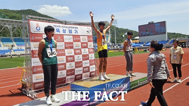 대전시교육청 선수단이 제54회 전국소년체육대회 사전 경기로 열린 육상 종목에서 금메달을 따내며 환호하고 있다. /대전시교육청