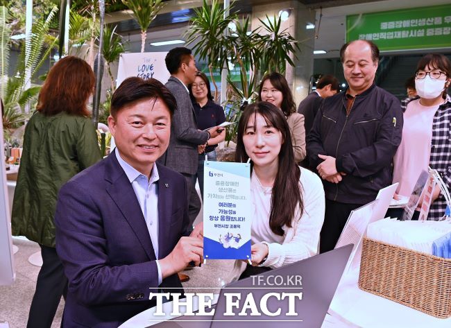 조용익 시장이 중증장애인 미니배너 생산 체험에 참여했다./부천시