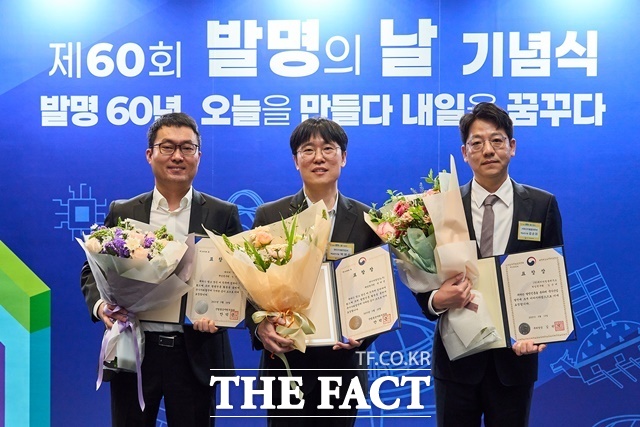 19일 제60회 발명의 날 기념식에서 수상한 HL만도 전인욱 책임연구원(왼쪽), 박제상 책임연구원(가운데), HL클레무브 김순태 책임연구원이 기념 촬영을 하고 있다. /HL그룹