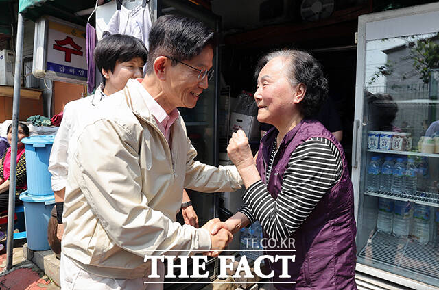 영등포구 쪽방촌을 둘러보며 주민들과 인사 나누는 김문수 후보.