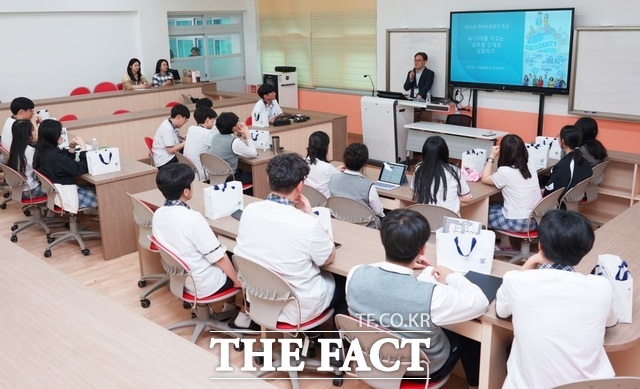 HD현대오일뱅크가 서울대학교 교수를 초빙해 서산지역 고3 학생들을 대상으로 서울대학교 멘토링 프로그램을 진행하고 있는 모습./ HD현대오일뱅크