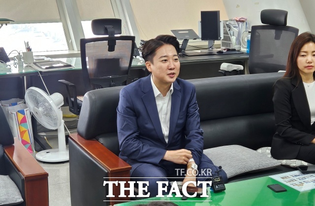 정치권 안팎에서는 양측의 정치적 지향점 차이, 지지율 한계 등이 복합적으로 얽혀 있는 만큼 단일화 가능성은 낮다는 분석이다. 이준석 개혁신당 대선 후보가 20일 오전 광주시청에서 열린 광주 언론인들과의 기자간담회에서 발언하고 있다. /광주=서다빈 기자