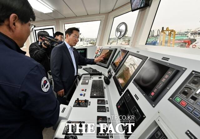 유정복 인천시장이 20일 인천항 역무선부두에서 취항을 앞둔 어업지도선을 점검하고 있다./인천시