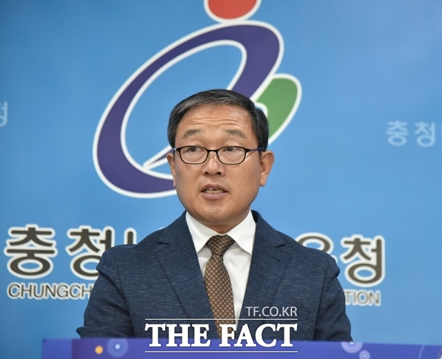 이종국 충남도교육청 행정국장이 20일 교육청 기자실에서 교육공무직원의 역량 강화와 조직 문화 개선을 위해 순환 전보를 내년 9월 1일 자로 전면 시행한다고 발표하고 있다. /이정석 기자