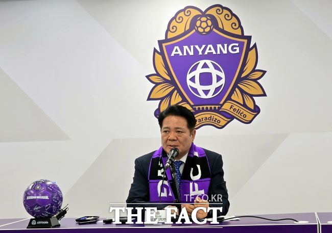 안양시장인 최대호 FC안양 구단주가 20일 기자회견을 하고 있다./안양=김동선 기자