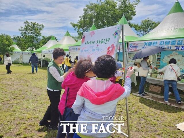 거창군이 거창 창포원에서 열린한 ‘거창에 On 봄 축제’에서 치유산업도시 거창을 집중 홍보하고 있다./거창군