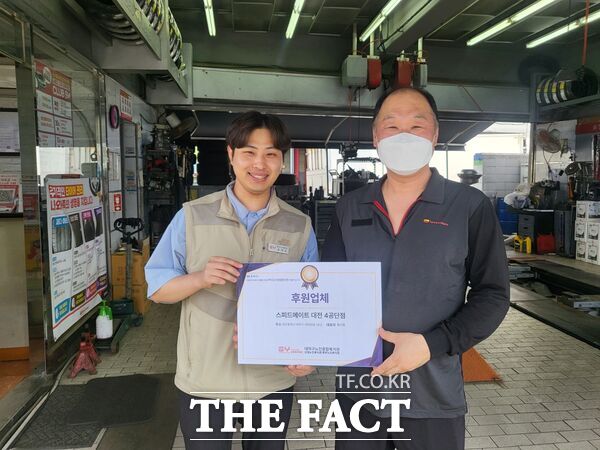 대덕구노인종합복지관은 20일 올해 후원업체를 순차적으로 방문해 아낌없이 주는 나무 프로젝트인 저금통 모금을 진행하고 있다. 사진은 황선평 스피드메이트 대전 4공단점 대표(오른쪽)가 프로젝트에 참여하고 있는 모습. /대덕구노인종합복지관