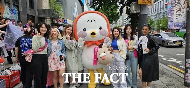 충남도는 ‘2025∼2026 충남 방문의 해’를 기념해 서울 도심 곳곳에서 대형 래핑버스를 활용한 게릴라 거리 홍보 캠페인을 전개했다. 충남도