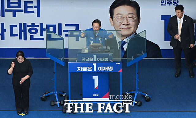 이 후보는 이날 호텔경제학 논란에 대해 경기가 나쁠 때 소비를 진작하는걸 승수효과라고 하는데 이를 모르는 바보들이 있다고 해명했다. /배정한 기자