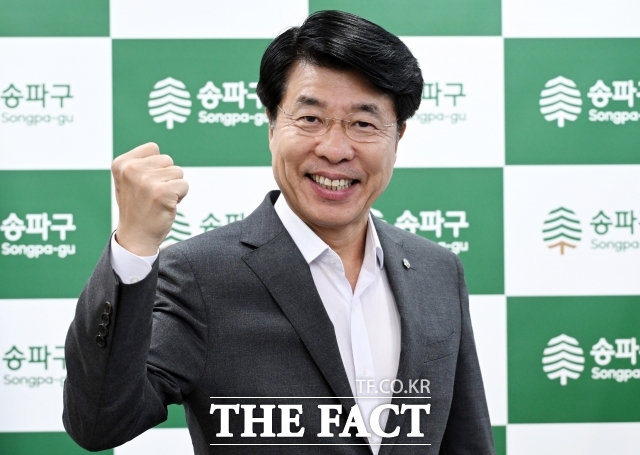 서강석 송파구청장이 19일 오후 서울 송파구청 집무실에서 <더팩트>와 인터뷰에 앞서 포즈를 취하고 있다. /이새롬 기자