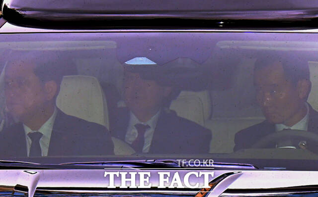 내란 우두머리 혐의로 기소돼 첫 정식 형사재판을 앞둔 윤석열 전 대통령이 4월 14일 윤 전 대통령이 서울 서초구 서울중앙지방법원에 들어서고 있다. /이새롬 기자