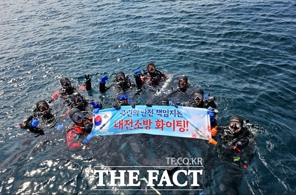 대전소방본부가 구조대원 19명을 대상으로 깊은 물 수난사고 대비 특별구조훈련을 실시했다./대전소방본부