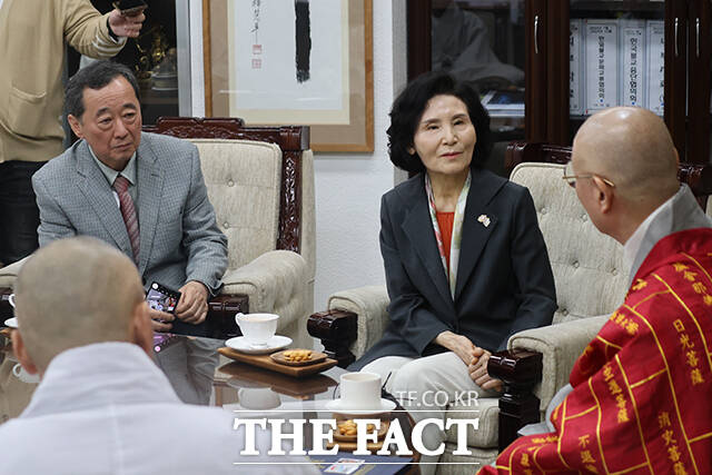 김문수 국민의힘 대선 후보 부인 설난영 여사(가운데)가 20일 오전 서울 종로구 한국불교 태고종 법륜사에서 총무원장 상진 스님을 예방하고 있다. /국민의힘
