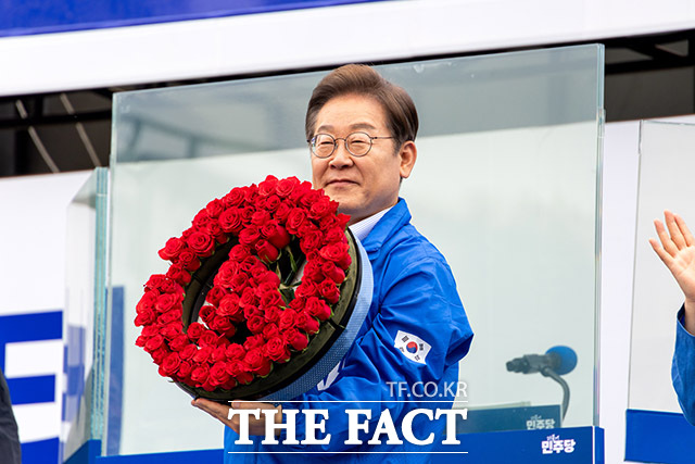 이재명 더불어민주당 대선 후보가 20일 오후 경기도 고양시 일산문화공원에서 장미꽃으로 만든 투표기호를 들어보이며 유세를 펼치고 있다. /고양=배정한 기자