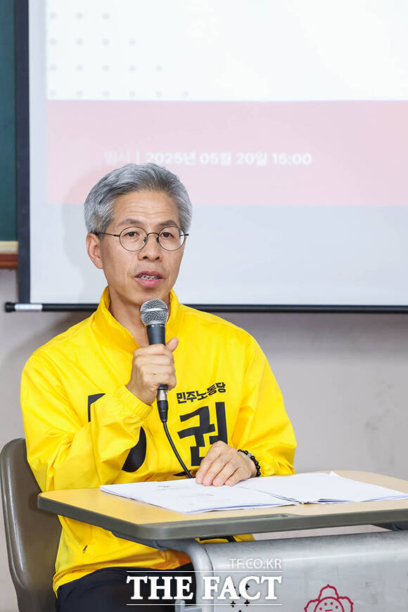 권영국 후보가 간담회에서 학생들의 질문에 답변하고 있다.