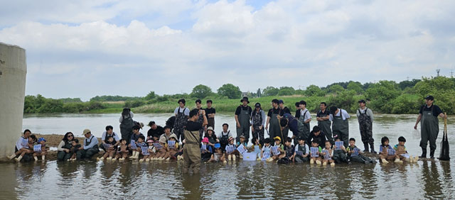 유한양행 임직원들이 지난 17일 청주 미호강에서 팔결습지 생물다양성 대탐사 활동을 펼치고 있다. /유한양행