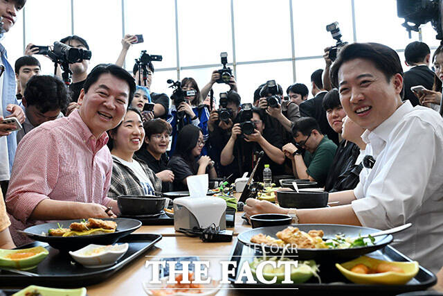 이준석 개혁신당 대선 후보와 안철수 의원이 21일 오전 경기도 성남시 가천대학교 학생식당을 찾아 학생들과 식사를 하며 대화를 나누고 있다. /성남=남용희 기자