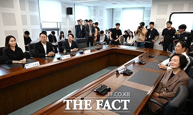 성남시의료원 찾은 개혁신당 이주영 공동선대위원장과 천하람 상임선거대책위원장, 이 후보(왼쪽부터).
