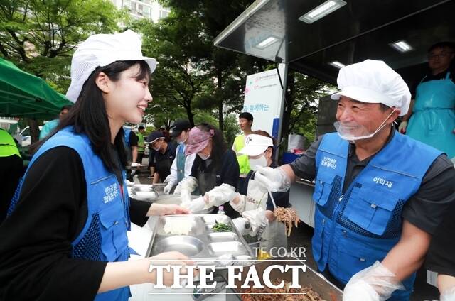 인천국제공항공사 이학재(오른쪽) 사장이 20일 부평구 갈산종합사회복지관에서 진행된 지역 소외계층 대상 무료급식 봉사활동에서 어르신들에게 전달할 식판에 배식을 하고 있다. /인천공항공사