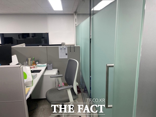 2차 가해가 이뤄진 회의실은 A 씨 자리에서 불과 30cm도 떨어지지 않은 거리였다. /더팩트 DB