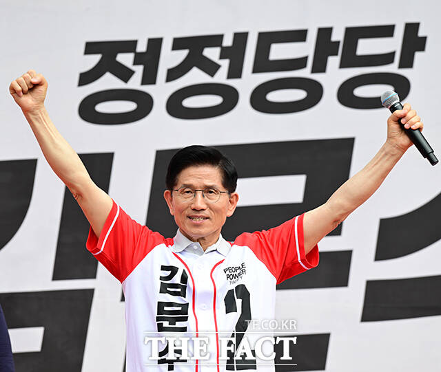 김문수 국민의힘 대선 후보가 21일 오후 경기 김포시 사우문화체육광장에서 열린 더 편하게 더 빠르게 김포 유세 현장에서 두 팔을 들어보이고 있다. /김포=남윤호 기자