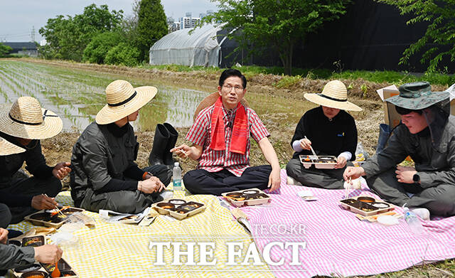 김문수 국민의힘 대선 후보(가운데)가 21일 오후 경기 고양시 덕양구 화정동 한 모내기 현장에서 청년 농업인들과 새참 간담회를 하고 있다. /임영무 기자