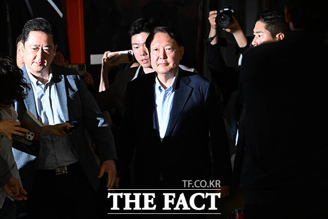 6·3 대선을 앞두고 윤석열 전 대통령이 21일 오전 서울 중구의 한 영화관을 찾아 영화 부정선거, 신의 작품인가 관람을 마치고 영화관을 나서고 있다. /서예원 기자