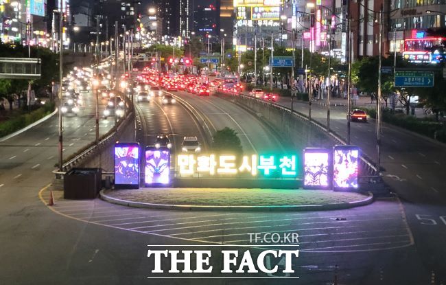 부천 중동 나들목(IC)에 설치한 만화 이미지 송출 디스플레이 조형물. /부천시