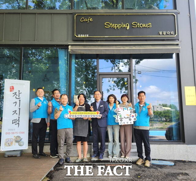 광양읍 지역사회보장협의체 위원들이 광양잔기지떡 대표(가운데)와 함께 나눔가게 현판 전달 기념 사진을 촬영하고 있다./김은광 기자