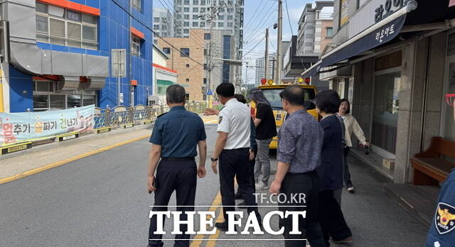 20일 직산읍 삼은초등학교에서 어린이보호구역(스쿨존) 내 안전한 통학로 조성을 위해 관계기관과 합동으로 현장 협의를 하고 있다. /천안서북경찰서