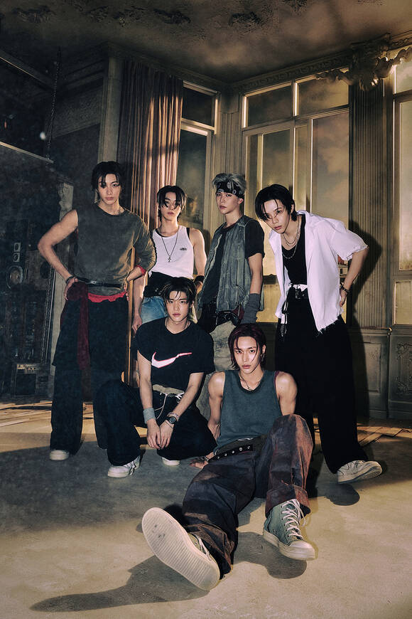 라이즈가 지난 19일 첫 정규 앨범 ODYSSEY를 발매했다. 1년 8개월 동안 라이즈가 탄탄하게 쌓아 올린 이모셔널 팝은 정규 앨범에 이르러 그 진가와 힘이 더 명확히 드러난다. /SM엔터