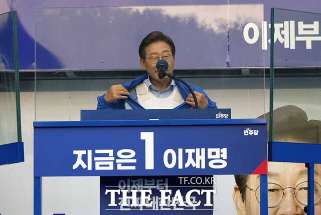 이재명 더불어민주당 대선 후보가 21일 오후 인천광역시 계양구 계양역 앞 광장에서 유세 연설 도중 착용한 방탄 조끼를 보이고 있다. /이새롬 기자