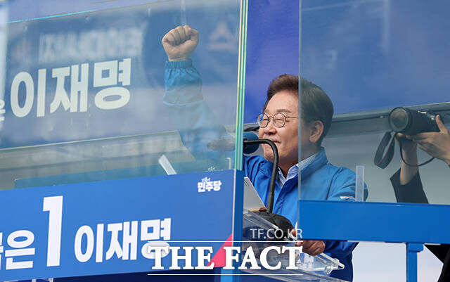 이재명 더불어민주당 대통령 후보는 김건희 여사의 도이치모터스 주가조작 사건 수사를 지휘했던 이창수 서울중앙지검장과 조상원 중앙지검 4차장이 사의를 표명한 데 대해 현저하게 공정성을 훼손하고, 정치적으로 편향된 검찰권 행사에 대해서는 사퇴하더라도 책임을 면할 수 없다는 점을 지적하고 싶다고 말했다. /배정한 기자