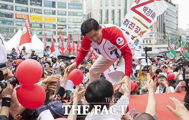 김문수 국민의힘 대통령 후보가 21일 경기 고양시 화정역 문화광장에서 열린 유세에서 시민들에게 지지를 호소하고 있다. /임영무 기자