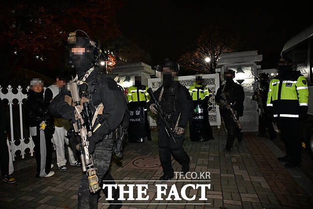 윤석열 전 대통령이 2024년 12월 3일 밤 비상계엄 선포를 한 가운데 서울 여의도 국회에서 군인들이 이동을 하고 있다. /국회=배정한 기자