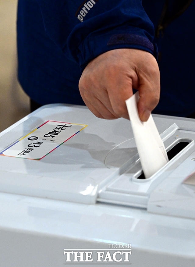 21대 대통령 선거의 재외투표가 지난 20일 시작됐다. 해외 유권자들을 위한 재외투표는 당연한 선거의 일부로 여겨지지만, 처음부터 그랬던 것은 아니었다. /임영무 기자