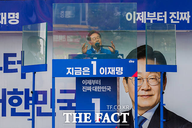 더불어민주당은 이재명 대선 후보의 호텔경제학 및 커피 원가 120원 발언을 공격하고 있는 국민의힘에 대해 21일 저열한 정치 공세로 정책 논쟁의 수준을 떨어뜨리지 말라고 비판했다. /배정한 기자