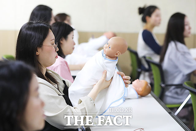 세계임신중독증의 날을 하루 앞둔 21일 오후 송파산모증진센터 임산부 영유아 건강증진 프로그램에서 수강자들이 아기 속싸개 싸기 교육을 받고 있다. 출산 전후에 활용할 수 있는 교육 프로그램으로 아기 모형을 활용한 속싸개 싸기, 목욕, 트림시키기 등 신생아 다루는 법과 모유 수유법을 배울 수 있다. /송파구청