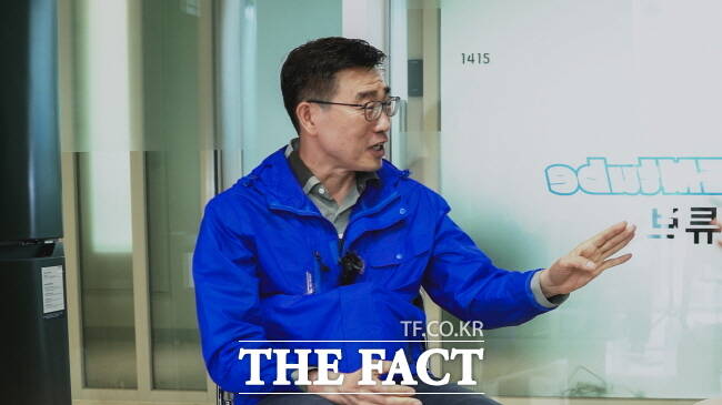 최원용 전 경기경제자유구역청장이 <더팩트>와 인터뷰를 하고 있다./조수현 기자