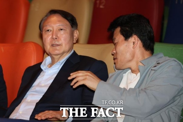 윤석열 전 대통령과 전한길 전 한국사 강사가 21일 오전 서울 중구 메가박스 동대문점에서 영화 관람을 위해 착석한 뒤 대화를 나누고 있다. /뉴시스
