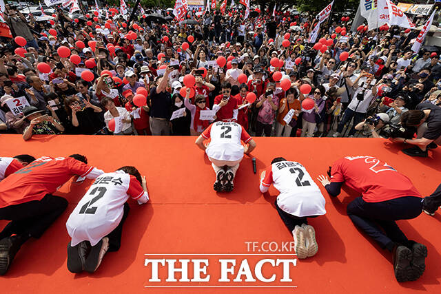 김문수 국민의힘 대통령 후보가 21일 경기 김포시 사우문화체육광장 앞에서 열린 유세에서 시민들에게 지지를 호소하며 큰절을 하고 있다. /김포=남윤호 기자