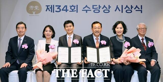 수당재단은 지난 20일 서울 소공동 롯데호텔에 제34회 수당상 시상식을 개최했다. 김윤 수당재단 이사장(왼쪽부터), 이효철 한국과학기술원 교수 내외, 이중희전북대학교 교수 내외, 진정일 수당상 운영위원장이 시상식 후 기념촬영을 하고 있다. /삼양그룹